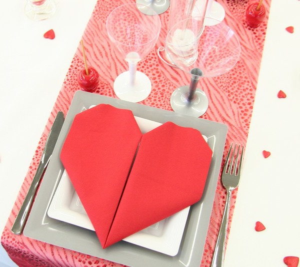 décoration-avec-des-serviettespour-la-table-de-st-valentin