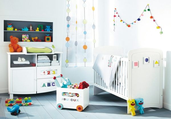 décoration-chambre-bébé-étagères-murales-une-commode-et-une-boîte-de-jouets