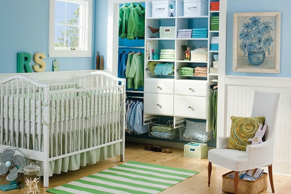 décoration-chambre-bébé-armoire-ouverte-décor-en-bleu-et-vert