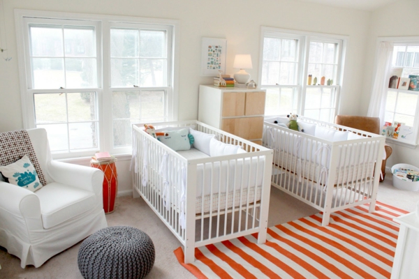 décoration-chambre-bébé-chambre-de-bébés-jumeaux-un-pouf-gris-tricoté