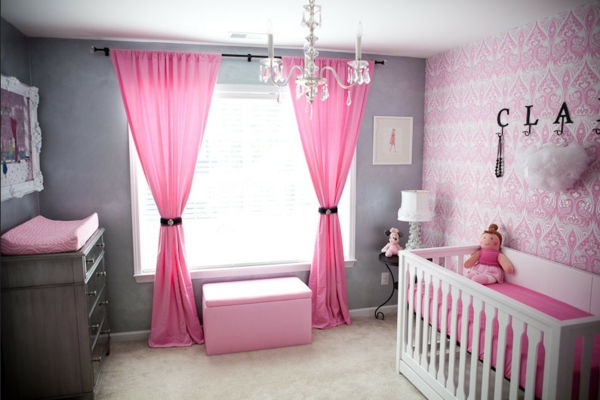 décoration-chambre-bébé-des-rideaux-roses-et-porte-manteaux-muraux