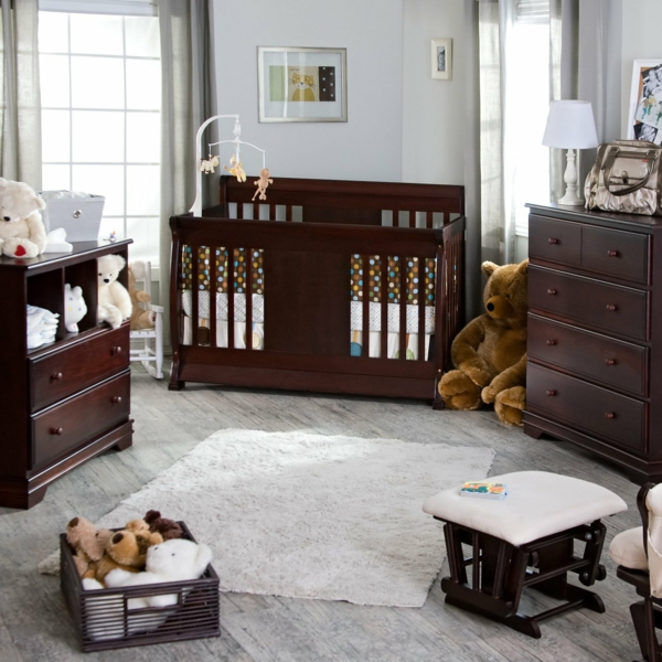 décoration-chambre-bébé-déco-avec-jouets-pendants-et-un-grand-ourson