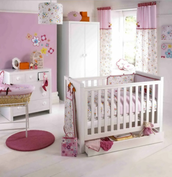 décoration-chambre-bébé-déco-en-blanc-et-rose