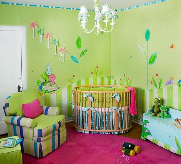 décoration-chambre-bébé--décor-vert-et-un-tapis-rose