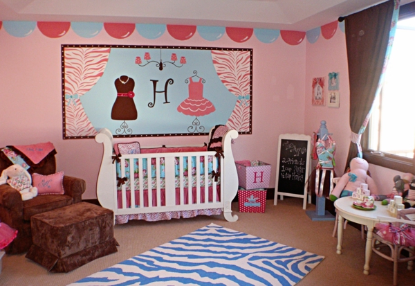 décoration-chambre-bébé-une-chambre-rose-artistique