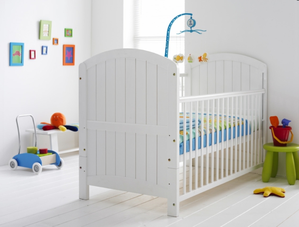 décoration-chambre-bébé-intérieur-minimaliste-en-blanc