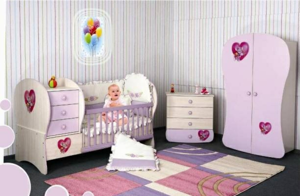 décoration-chambre-bébé-motifs-lilas-et-meubles-uniques