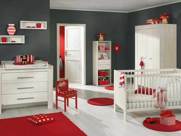 décoration-chambre-bébé-petits-tapis-rouges-une-petite-chaise-et-coussins-pointillés