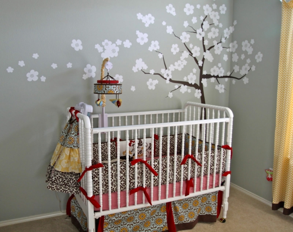 décoration-chambre-bébé-sticker-arbre-charmant