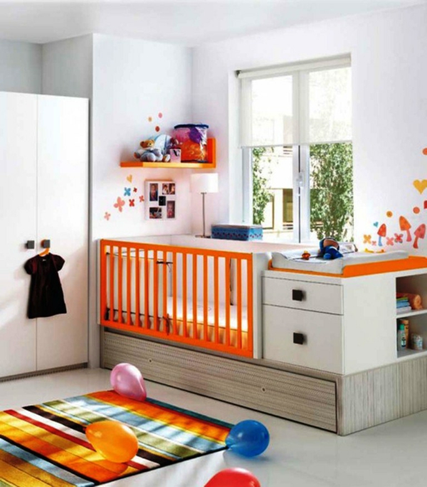 décoration-chambre-bébé-tapis-rayures-un-lit-avec-rangement