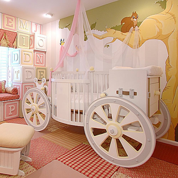 décoration-chambre-bébé-un-lit-carrosse-et-lettres-décortaives