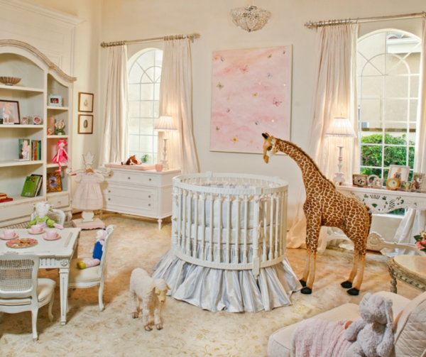 décoration-chambre-bébé-un-lit-rons-une-table-basse-et-chaises-baroques