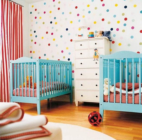 décoration-chambre-bébé-un-mur-fantastique-deux-lits-bleus-en-bois