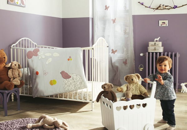 décoration-chambre-bébé-un-rideaux-papillons-une-boîte-de-jouets
