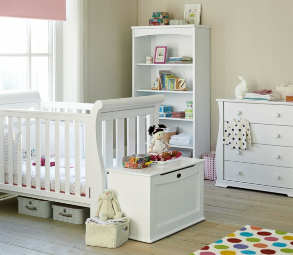 décoration-chambre-bébé-un-tapis-pointillé-et-mobilier-blanc