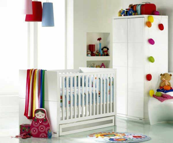 décoration-chambre-bébé-une-armoire-blanche-lampes-pendantes-colorées