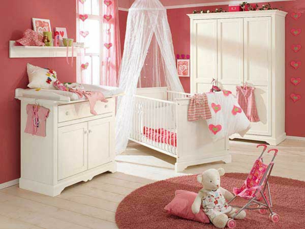 décoration-chambre-bébé-une-chambre-rose-et-équipement-bois-peint-blanc