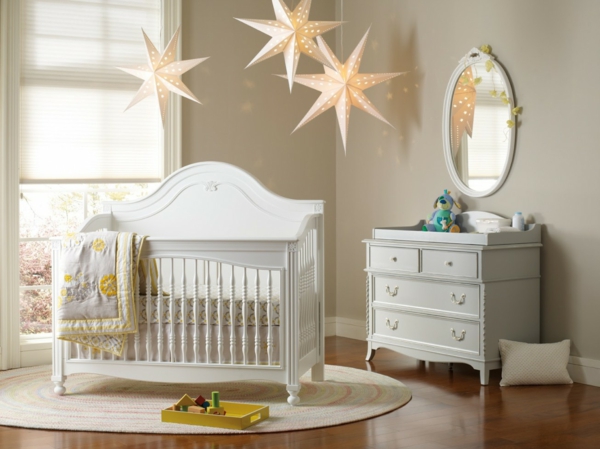 décoration-chambre-bébé-vintage-mobilier-blanc-et-lampes-pendantes-uniques