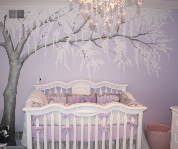 gotique-idée-pour-le-lit-de-bebe-avec-stickers-pour-la-chambre-de-bebe-avec-un-arbre