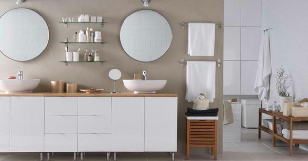 grand-armoire-blanc-en-bois-avec-deux-miroir-et-un-petit-étagère-à-côté