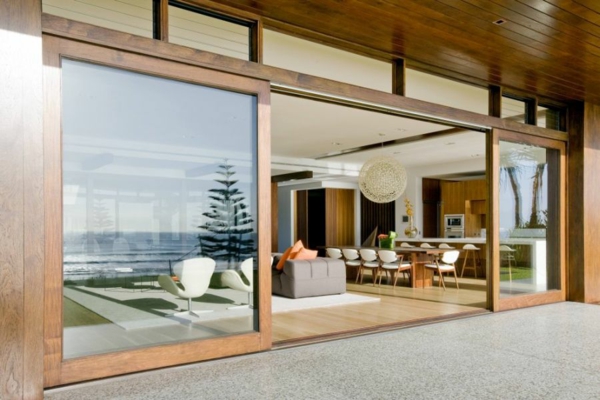 grande-portes-vitrée-pour-votre-maison-minimalsite-costruit-en-bois