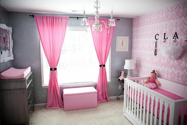 idée-de-décoration-de-la-chambre-de-bebe-avec-des-papier-peitne-en-rose