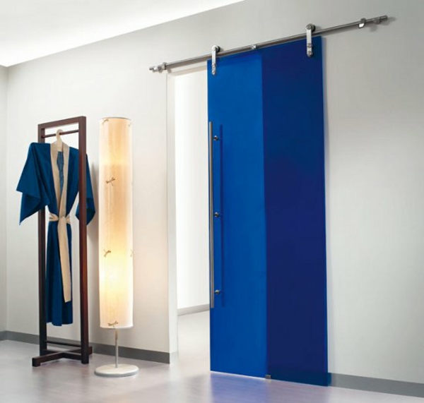 intérieur-design-pour-votre-salle-de-bain-en-bleu-et-une-porte-en-applique