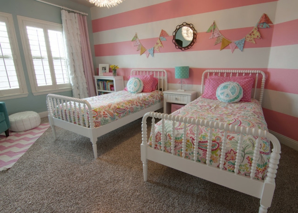 jolie-combinaison-de-gris-et-rose-pour-une-chambre-de-deux-fille-meubles-de-jumeaux