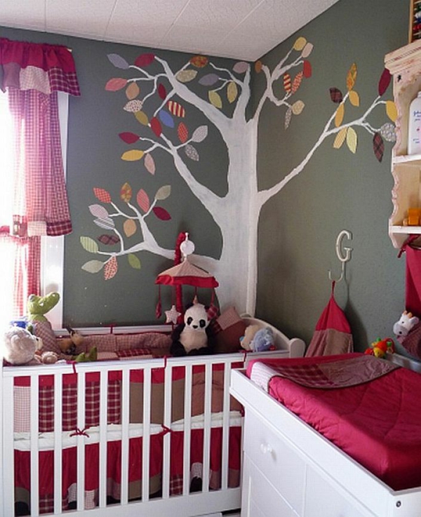 jolie-décoration-et-design-de-la-chambre-deu-bebe-avec-un-arbre-peinture-mural