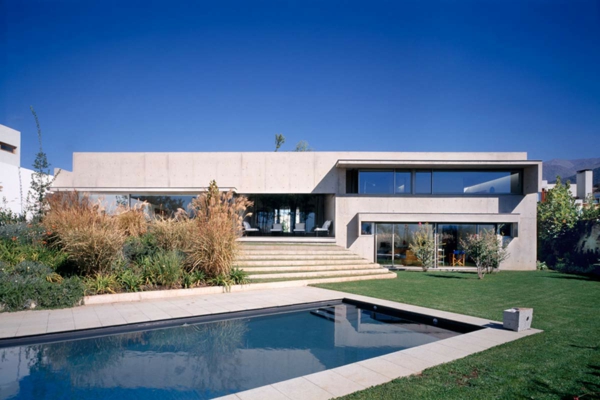 maisons-contemporaines-maison-moderne-un-grand-terrain-avec-piscine