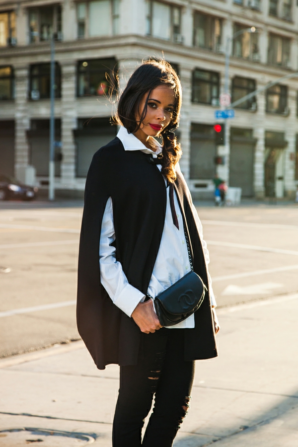 manteau-cape-noir-et-une-chemise-blanche