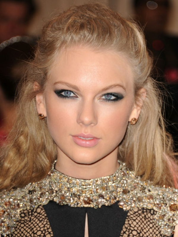 maquillage-smokey-eyes-noir-Taylor-Swift
