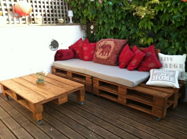 meubles-en-palettes-une-table-et-un-sofa-en-palettes