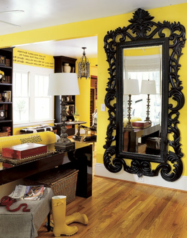 miroir-baroque-cadre-noir-un-intérieur-jaune