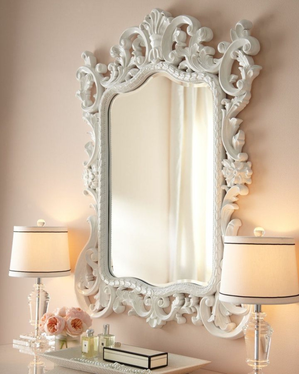 miroir-baroque-encadrement-blanc-ornementé