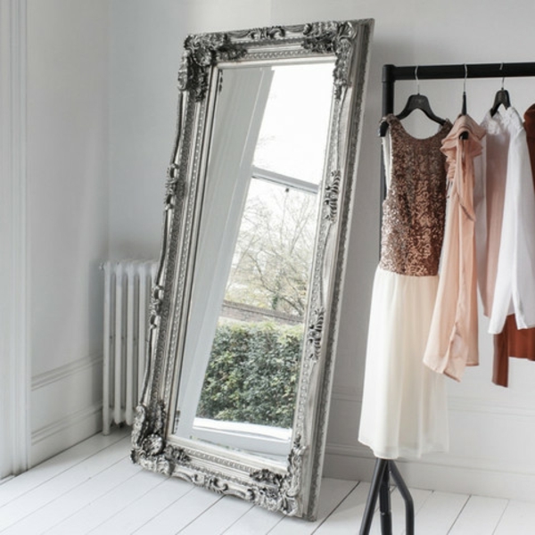 miroir-baroque-un-porte-vêtements