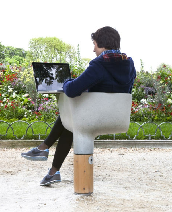 mobilier-urbain-la-chaise-avec-table-de-laptop