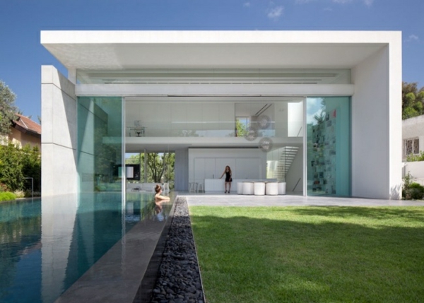 moderne-piscine-et-une-maison-cube-avec-architecture-unique-en-blanc-et-des-portes-coulissante-vintée-