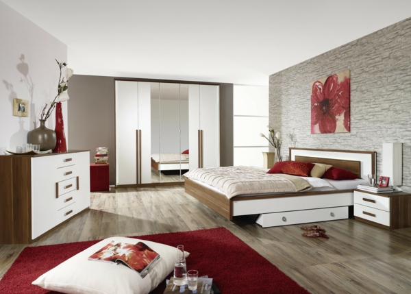 original-meuble-en-rouge-avec-des-coussins-pour-décoration-avec-des-armoires-et-des-étagères