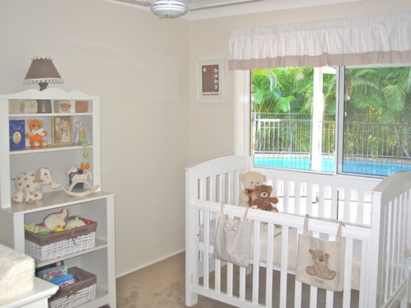 original-petite-chambre-de-bebe-en-blanc-et-gris-avec-cool-décoration-et-accessoires