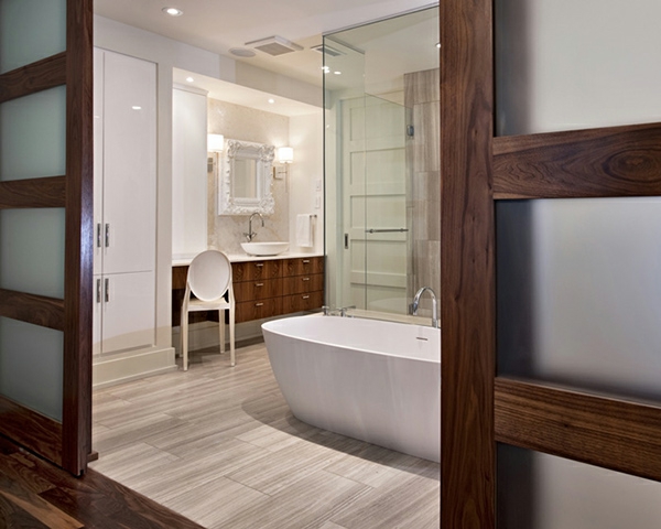 original-salle-de-bain-élégante-en-bois-foncé-et-blanc-pour-une-ambiance-unique