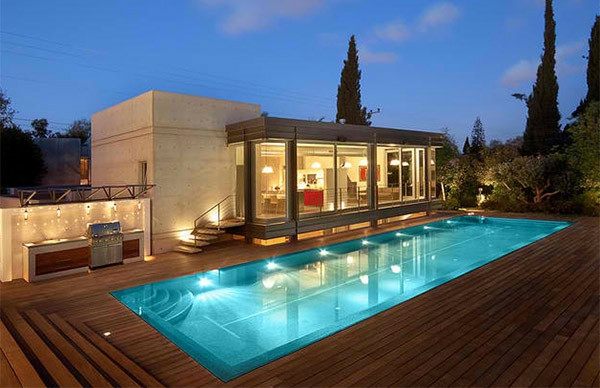 piscine-en-bois-rectangulaire-maison-contemporaine-resized