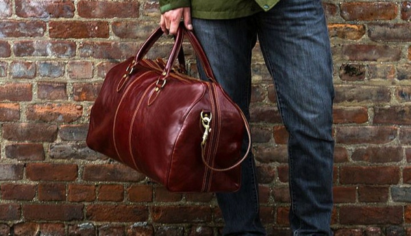 sac-de-voyage-en-cuire-rouge-original-pour-lui-avec-undesign-classique-et-élégant