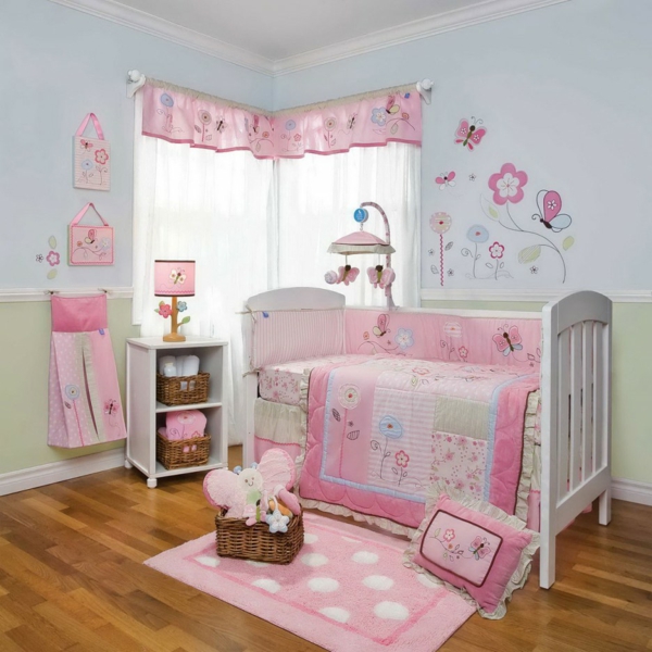 sol-de-bois-laminée-et-ameublement-en-rose-et-blanc-pour-la-chambre-du-bébé-fille