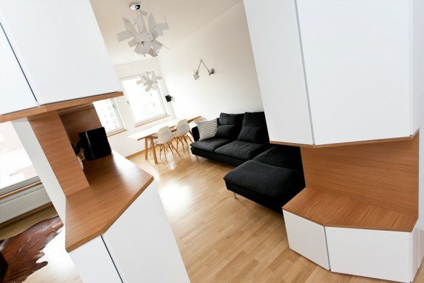 unique-design-chaleureux-et-minimaliste-avec-bois-en-couleur-naturel-et-ameublement-blanc-élégant