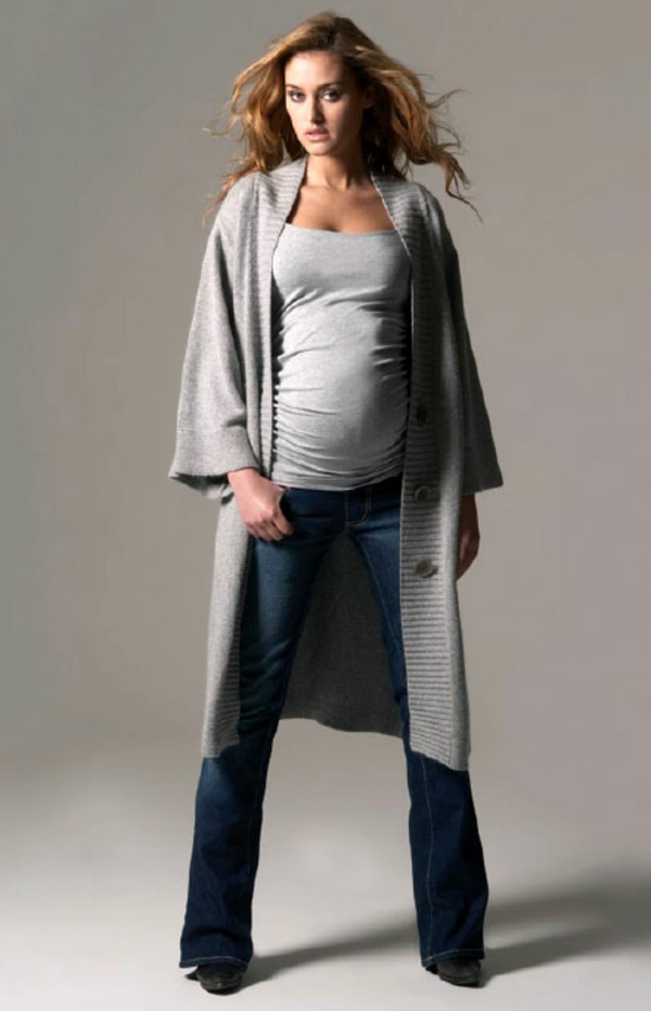 vêtement-grossesse-pour-une-femme-moderne-avec-de-jean-et-de-bleuse