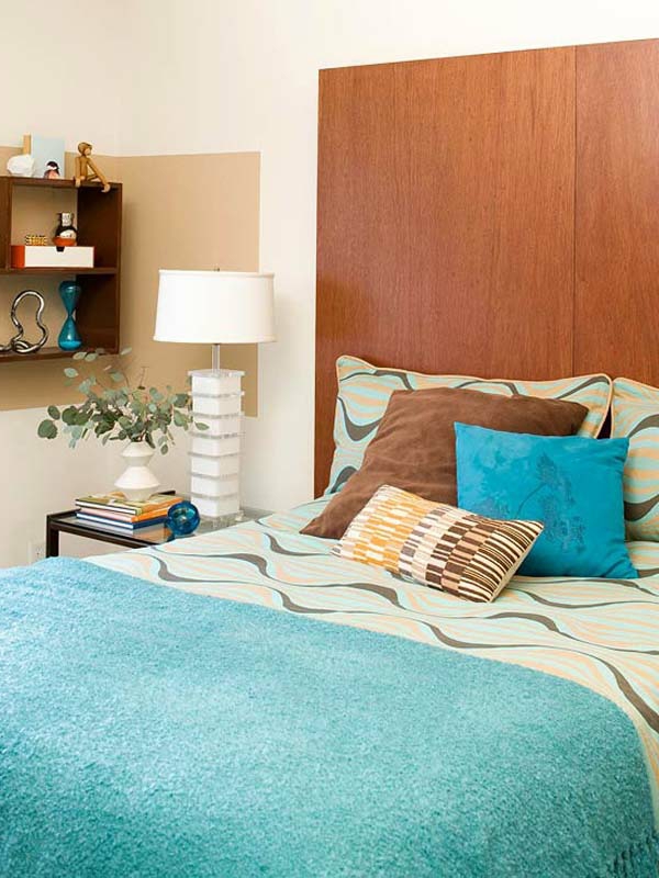 DIY-tete-de-lit-en-bleu-et-armoire-étagère