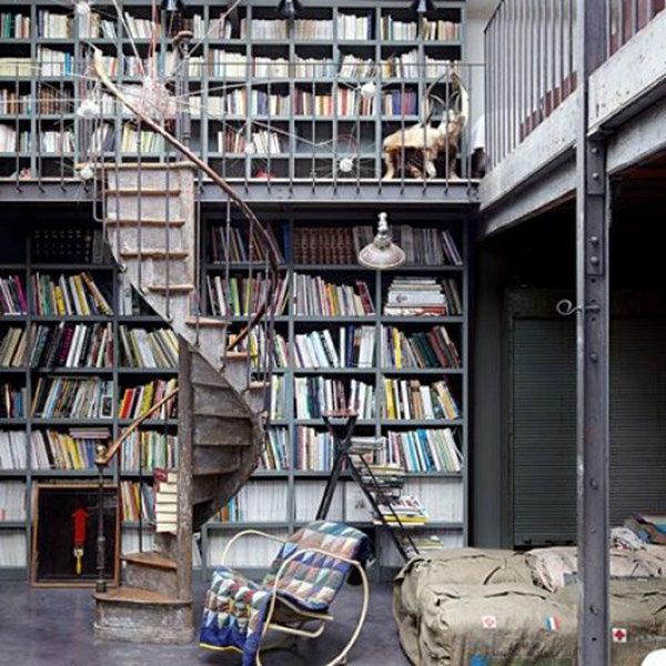 appartement-atypique-à-Paris-loft-parisien-bibliothèque-et-escalier