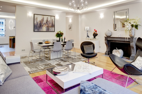 appartement-atypique-à-Paris-tapis-lilas-lustre-pendant-et-mobilier-moderne