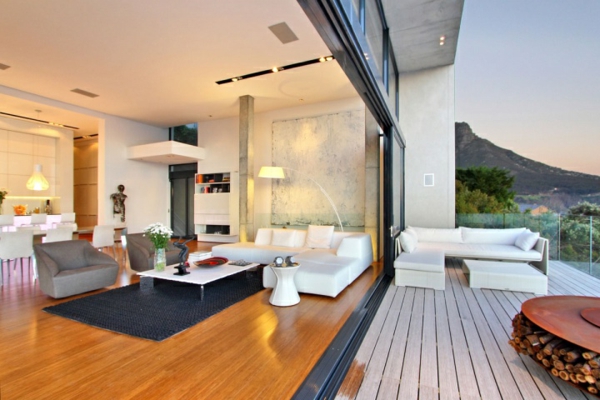 baie-vitreé-coulissante-un-grand-balcon-et-salle-de-séjour-design-spectaculaire